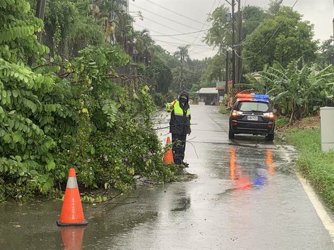霧峰區象鼻路10-3號轉彎處及象鼻路16號前路樹倒塌。（照片由霧峰警分局提供）