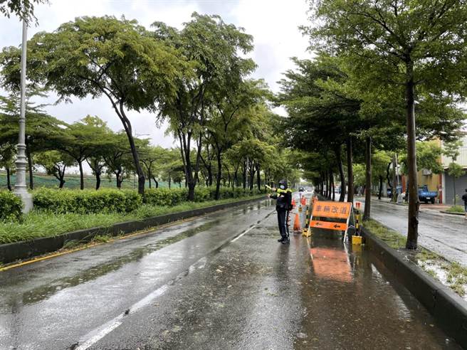 大里區環河路1段與十鼓巷口，因豪大雨沖刷路面凹陷。（照片由霧峰警分局提供）