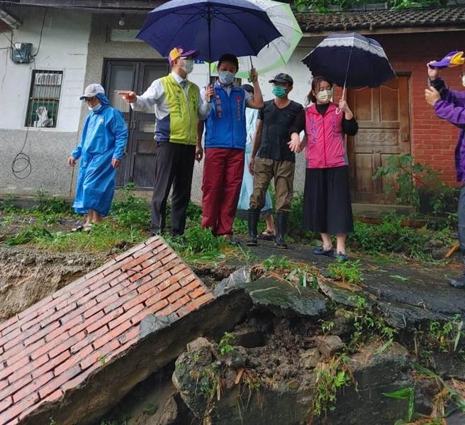 彰化市八卦山区安溪里安溪路581巷、大量土石流失，造成大规模基掏空，陷落3米深，三户民宅周地基被掏空。（林世贤提供／吴敏菁彰化传真）