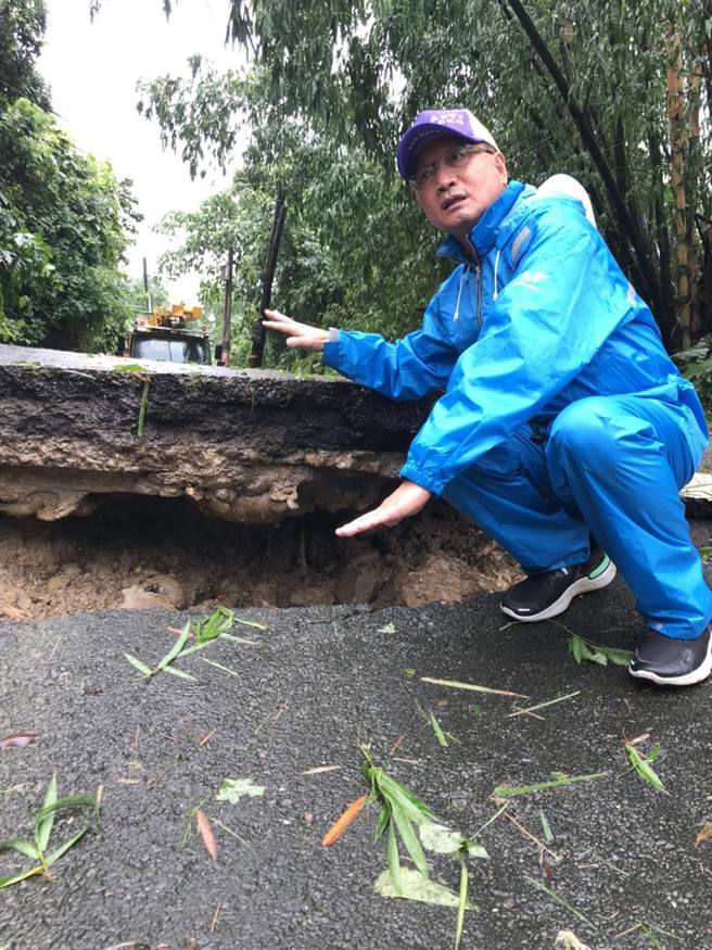 彰化市八卦山区安溪里安溪路581巷、大量土石流失，造成大规模基掏空，陷落3米深，三户民宅周地基被掏空。（林世贤提供／吴敏菁彰化传真）