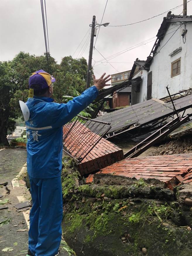 彰化市八卦山区安溪里安溪路581巷、大量土石流失，造成大规模基掏空，陷落3米深，三户民宅周地基被掏空。（林世贤提供／吴敏菁彰化传真）