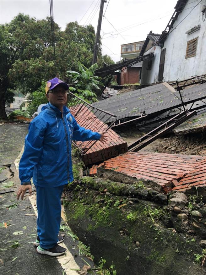 彰化市八卦山区安溪里安溪路581巷、大量土石流失，造成大规模基掏空，陷落3米深，三户民宅周地基被掏空。（林世贤提供／吴敏菁彰化传真）