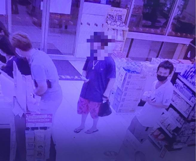 25岁的陈姓男子准备结帐时，遭后方一名男子催促「可不可以快点」，当时陈男回覆「大家都在等，不用这样」，就遭男子持长约20公分的板手攻击，导致陈男左耳轻微撕裂伤。（翻摄画面／洪浩轩高雄传真）