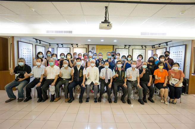 万和宫书法班联展开幕，董事长萧清杰与贵宾及学员们合影。（万和宫提供）