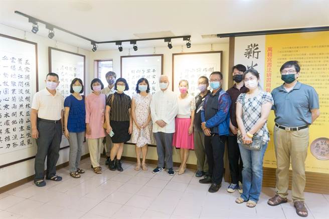 书法名家张茂树与学员们合影。（万和宫提供）