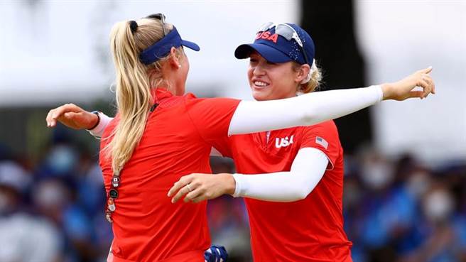 美国女将奈莉柯达（右）夺金，姊姊送上拥抱。（路透）