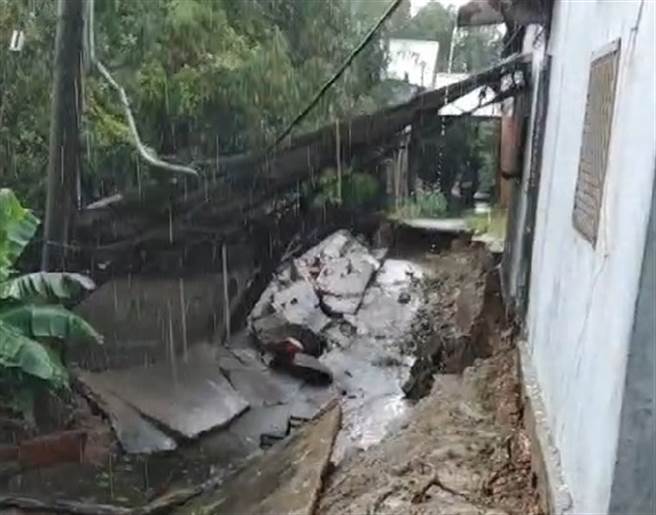 彰化市八卦山区安溪里安溪路581巷、大量土石流失，造成大规模基掏空，陷落3米深，三户民宅周地基被掏空。（林世贤提供／吴敏菁彰化传真）
