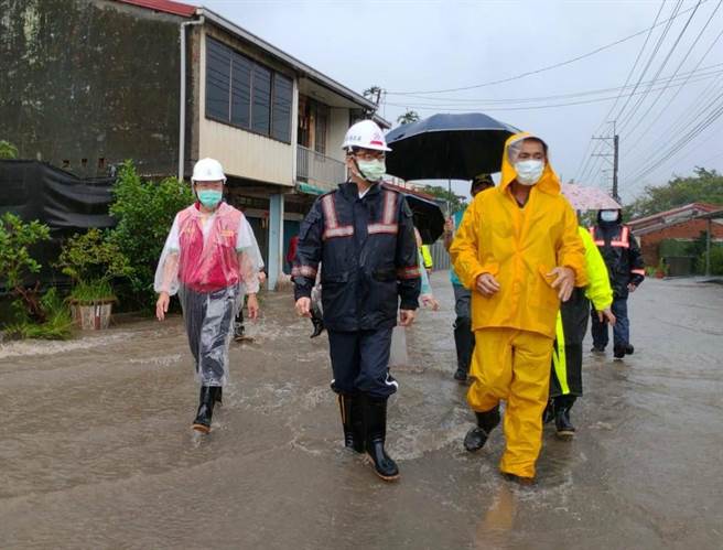 高雄市长陈其迈（中）7日到六龟区视察淹水情形。（高市府提供／林瑞益高雄传真）