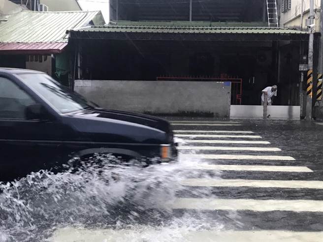 豪雨持续炸屏东，不少居民面临「我家门前有小河」的窘境，除挡水闸门连架3天不敢拆外，还有人清晨4点被雨声吵醒、急忙起床堆沙包。（谢佳潾摄）