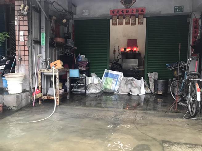 豪雨持续炸屏东，不少居民面临「我家门前有小河」的窘境，除挡水闸门连架3天不敢拆外，还有人清晨4点被雨声吵醒、急忙起床堆沙包。（谢佳潾摄）