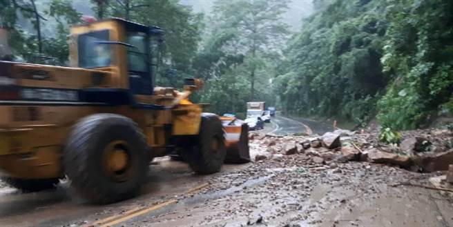 五工處阿里山工務段清除阿里山公路台18線35.1k的落石。（蔡衛勇提供）