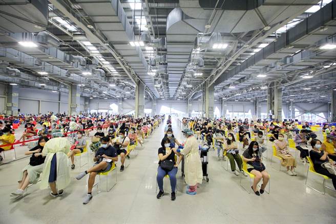 最近几天天气不稳定，民眾担忧大雨恐影响疫苗接种，指挥中心今表示，民眾可以改期。图为疫苗接种站的画面。（张铠乙摄）