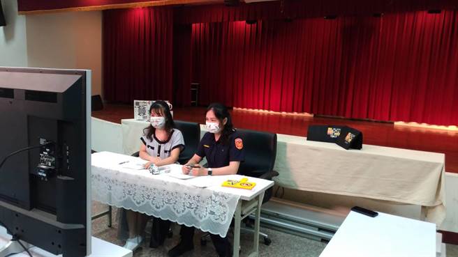 桃园市八德警分局、桃园市爱陪伴亲子教育协会6日晚上8点，在「桃园市爱陪伴亲子教育协会」脸书粉丝团办理「三不一要爱自己 拒绝私密我和你」网路直播。（警方提供）