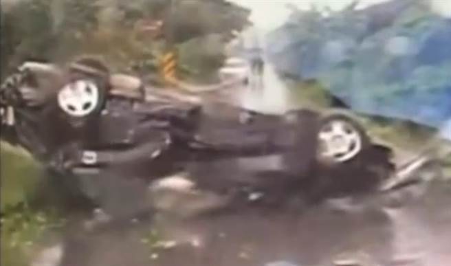 19歲男開車衝落國道2號邊坡。(翻攝照片／呂筱蟬桃園傳真)