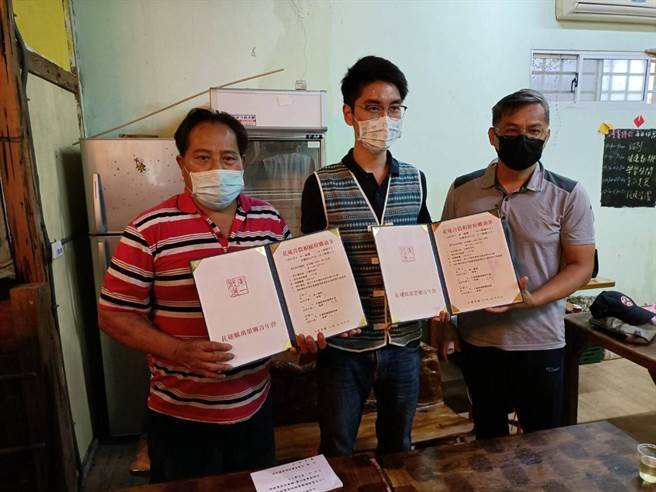 以自制高品质苦茶油获得国际3项大奖肯定的花莲青农林一州（中），在县议员简智隆（右）牵线下，与万荣乡农友签订2千公斤油茶契作，并以每公斤新台币60元保证收购。（林一州提供／王志伟花莲传真）