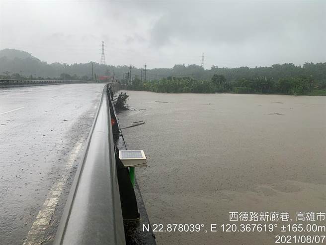 在田寮區的二仁溪水位高漲，水面幾乎快與崇德橋齊平，為確保用路人安全，在上午11時50分已由高市府工務局養工處及湖內警分局緊急封閉橋梁。（高市府工務局提供／洪浩軒高雄傳真）