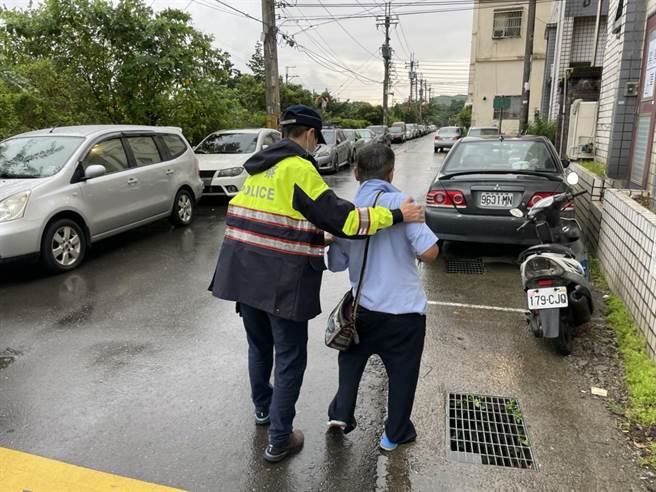 夜班保全下班精神不濟迷路警協助返家。(警方提供／呂筱蟬桃園傳真)
