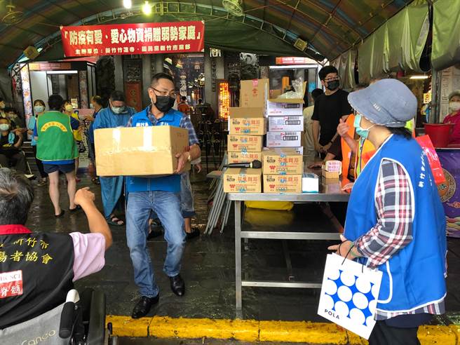 国民党新竹市党部7日与竹莲寺发起「防疫有爱、爱心物资捐赠弱势家庭」活动，共同捐赠民生物资给予弱势家庭。（竹寺莲提供／陈育贤新竹传真）