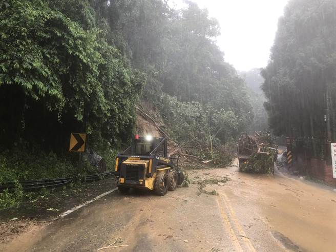 台8线和平及台21线新社路段一夜接连发生20处坍方或路树倒塌，谷关工务段积极动员抢通。（谷关工务段提供／王文吉台中传真）