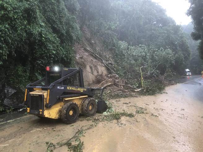 台8线和平及台21线新社路段一夜接连发生20处坍方或路树倒塌，谷关工务段积极动员抢通。（谷关工务段提供／王文吉台中传真）