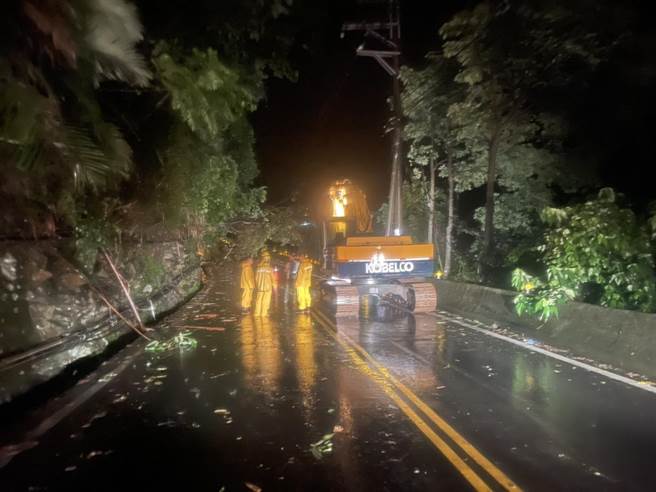台8线和平及台21线新社路段一夜接连发生20处坍方或路树倒塌，谷关工务段积极动员抢通。（谷关工务段提供／王文吉台中传真）