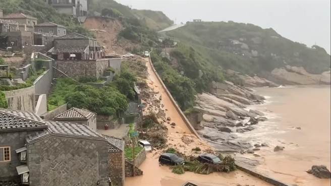 北竿芹壁村土石流灾情严重。（连江县政府提供）