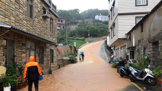 北竿桥仔地势低，黄浊泥水冲入村落。（连江县政府提供）