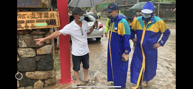 县长刘增应视察灾情。（连江县政府提供）