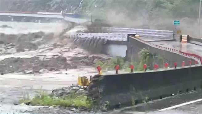 超大豪雨带来丰沛水量，桃源区台20线「名霸克露桥」7日下午1时被湍急水流冲毁。（翻摄照片／林瑞益高雄传真）