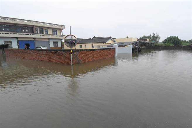 彰化縣沿海低窪的大城、芳苑淹成水鄉澤國，住戶躲在家淹水，望向戶外更是一片汪洋，縣長王惠美涉水視察。（吳敏菁攝）