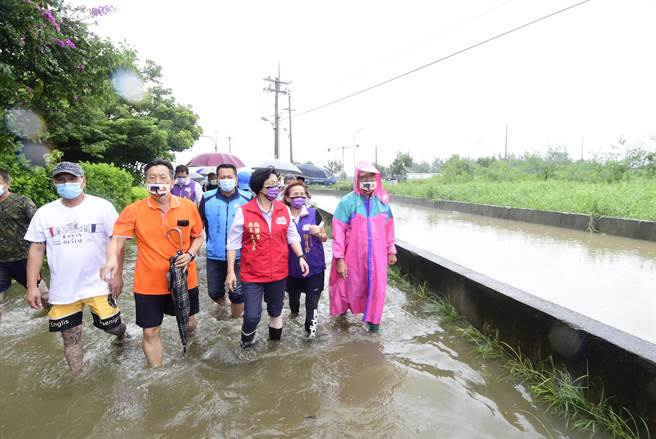 彰化縣沿海低窪的大城、芳苑淹成水鄉澤國，住戶躲在家淹水，望向戶外更是一片汪洋，縣長王惠美涉水視察。（吳敏菁攝）