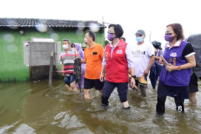 彰化縣沿海低窪的大城、芳苑淹成水鄉澤國，住戶躲在家淹水，望向戶外更是一片汪洋，縣長王惠美涉水視察。（吳敏菁攝）