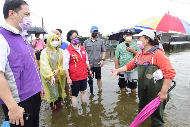 彰化縣沿海低窪的大城、芳苑淹成水鄉澤國，住戶躲在家淹水，望向戶外更是一片汪洋，縣長王惠美涉水視察。（吳敏菁攝）