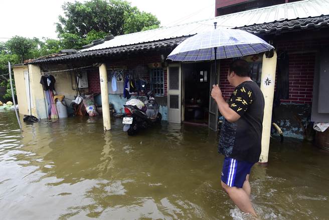 彰化縣沿海低窪的大城、芳苑淹成水鄉澤國，住戶躲在家淹水，望向戶外更是一片汪洋，縣長王惠美涉水視察。（吳敏菁攝）