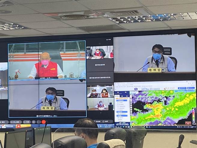 台南市長黃偉哲（右上）透過視訊向行政院長蘇貞昌（左上）報告豪大雨災情。（台南市災變中心提供／程炳璋台南傳真）