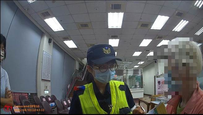 78岁廖姓退休女教师（右），日前接到冒充检警的电话，到银行准备提领125万元给诈团。（台中市警第五分局提供／张妍溱台中传真）