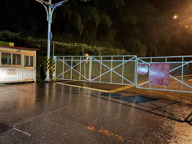 阿里山公路昨天晚上已預警性封閉，今天晚上繼續封閉。（蔡衛勇提供）