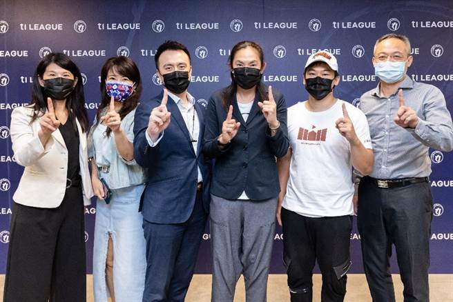 (左起)雲豹隊領隊康小玲、雲豹能源公關長蔡沁瑜、雲豹能源發言人張建偉、T1聯盟會長錢薇娟、紅樓資本共同創辦人楊曜陽、輔大助理教授陳麒文博士。(雲豹隊提供)