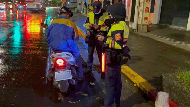 南港分局執行噪音車輛稽查勤務，共攔查21輛疑似違規車輛。(翻攝照片／林郁平台北傳真）