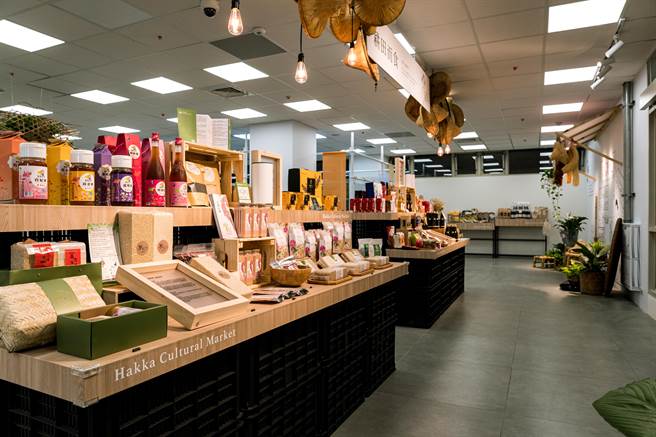 天光杂货店开幕行销桃园客家品牌。(吕筱蝉摄)