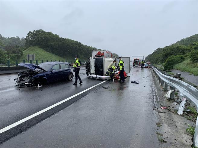 國道3號北上121公里苗栗後龍路段，7日下午2點發生1輛大貨車撞上自小客車車禍，造成2死、1重傷、1輕傷的嚴重意外。（民眾提供／陳育賢苗栗傳真）