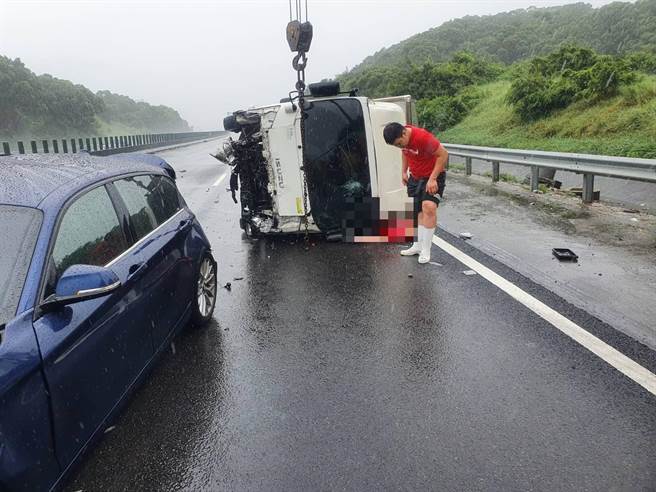 國道3號北上121公里苗栗後龍路段，7日下午2點發生1輛大貨車撞上自小客車車禍，造成2死、1重傷、1輕傷的嚴重意外。（民眾提供／陳育賢苗栗傳真）