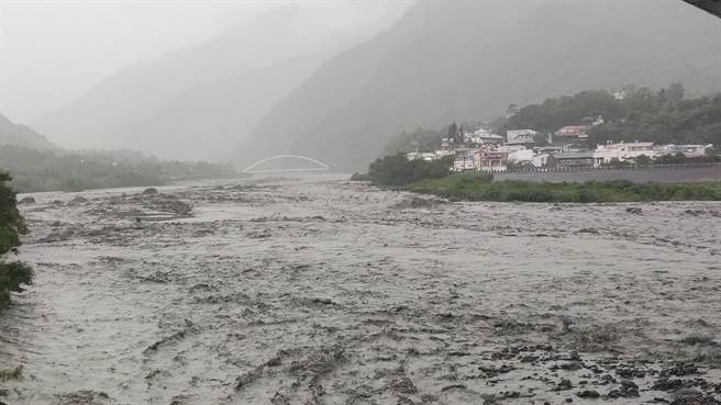 在八八风灾满12周年前夕，台东太麻里溪水再度暴涨，当年遭到冲毁的51户金峰乡嘉兰村民说，看着溪水暴涨就彻夜难眠。（蔡旻妤摄）