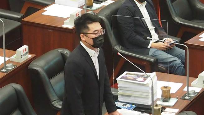 高雄巿議員邱俊憲。圖為他在議場質詢。（曹明正攝）