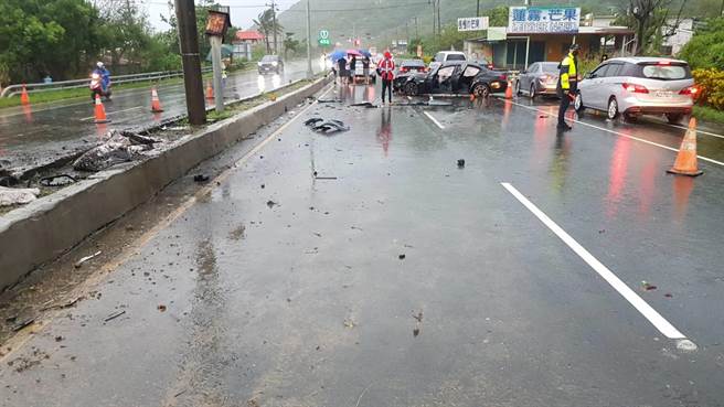 台一线枋山段发生百万名车自撞分隔岛，路灯惨遭连根拔起。（警方提供／谢佳潾屏东传真）