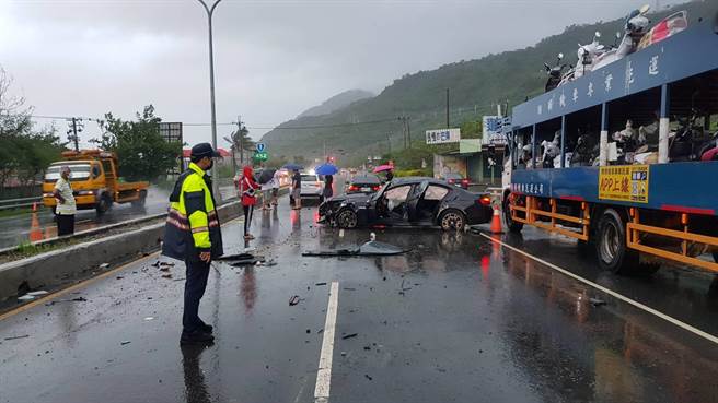台一线枋山段发生百万名车自撞分隔岛，路灯惨遭连根拔起。（警方提供／谢佳潾屏东传真）