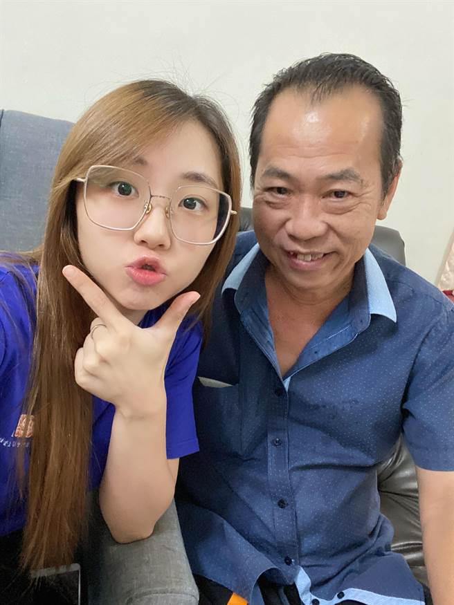 艾薇（左）心疼爸爸為家人無私付出。（喜鵲娛樂提供）
