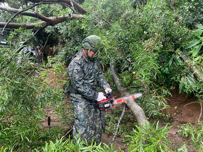 马祖史上最重大雨灾，马防部出动900名官兵救灾清淤，协助民眾清理家园。(陆军司令部提供)