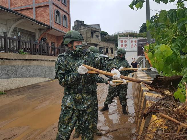 马防部今日下午派遣兵力，徒步前往北竿乡塘岐村、芹壁村等2处，投入道路清淤、环境清理等灾后復原工作。(陆军司令部提供)