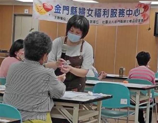 蔡宜宸园艺治疗师介绍运用媒材植物，与植物建立亲密、和谐关系。（金门县妇女福利服务中心提供）